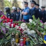 Flores en memoria de los muertos en el incendio de ayer en Odessa.