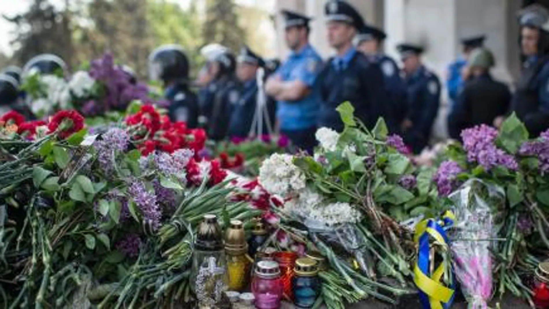Flores en memoria de los muertos en el incendio de ayer en Odessa.