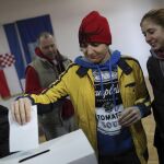 Una pareja femenina vota en Zagreb en el referéndum sobre el matrimonio homosexual.