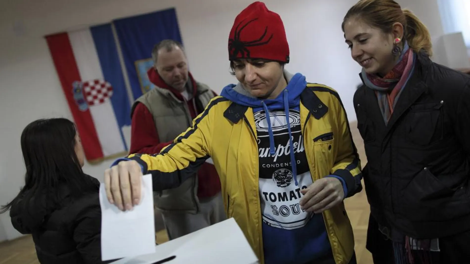 Una pareja femenina vota en Zagreb en el referéndum sobre el matrimonio homosexual.
