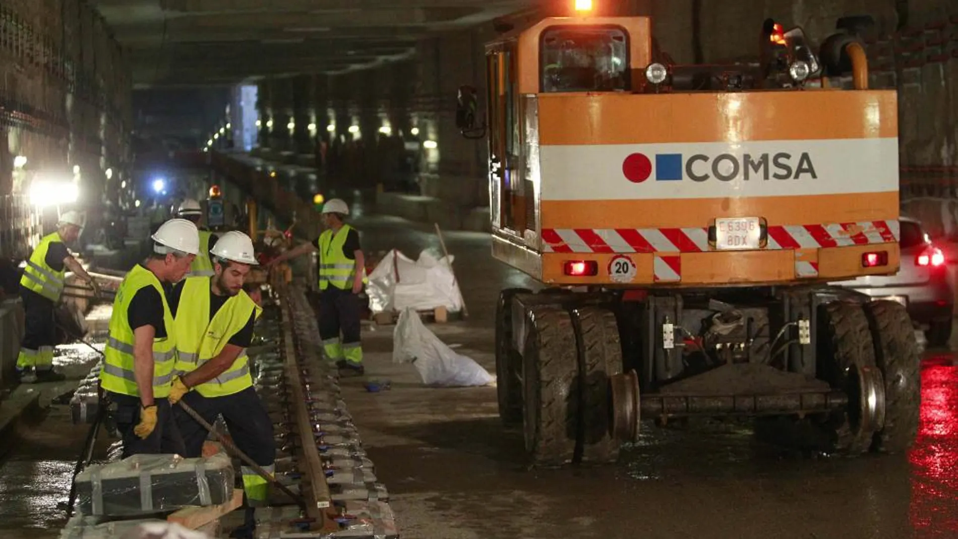 Varios operarios trabajan en las obras de la L9 del Metro de Barcelona