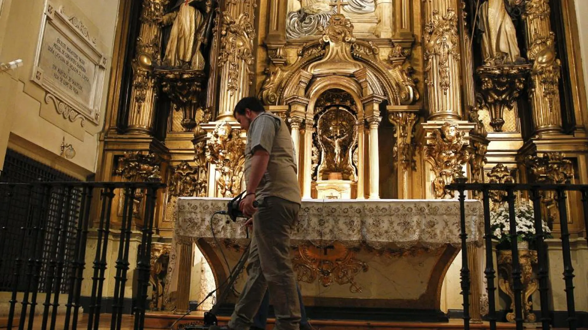 Miembros del equipo de Luís Avial, con ayuda de un georrradar e infrarrojos, buscan en el altar del convento del las Trinitarias