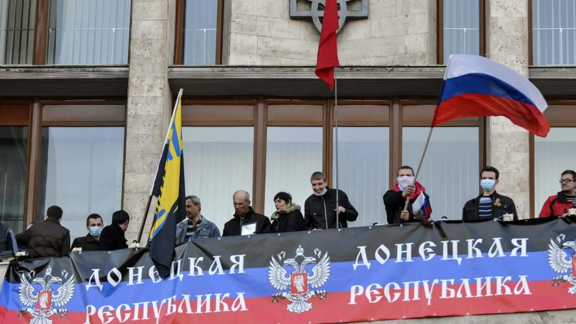 La bandera rusa en la sede de la administración de Donetsk.