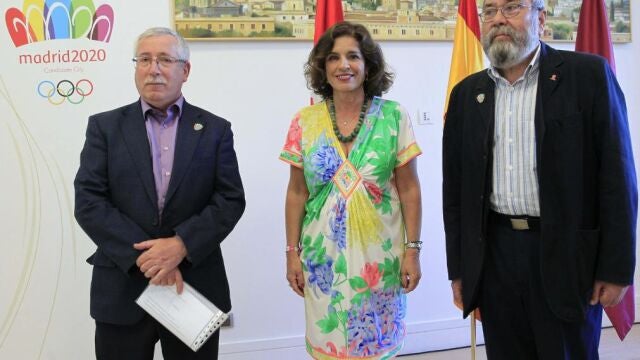 La alcaldesa de Madrid, Ana Botella, c, y los secretarios generales de UGT, Cándido Méndez, d, y de CC.OO., Ignacio Fernández Toxo, iz., tras hacer pública una declaración institucional conjunta