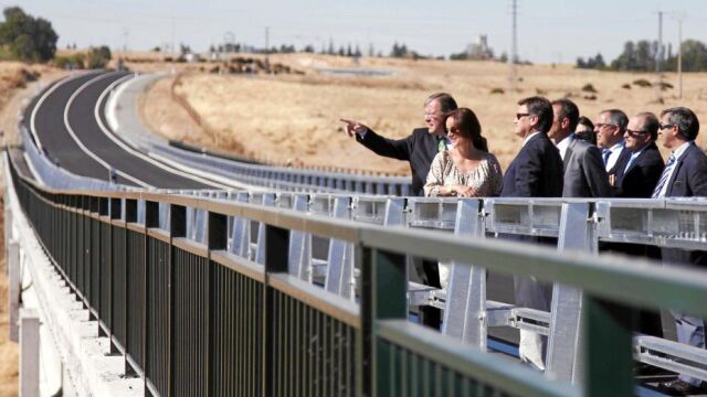 Silván y Silvia Clemente durante la inauguración del nuevo vial en Palazuelos de Eresma este año