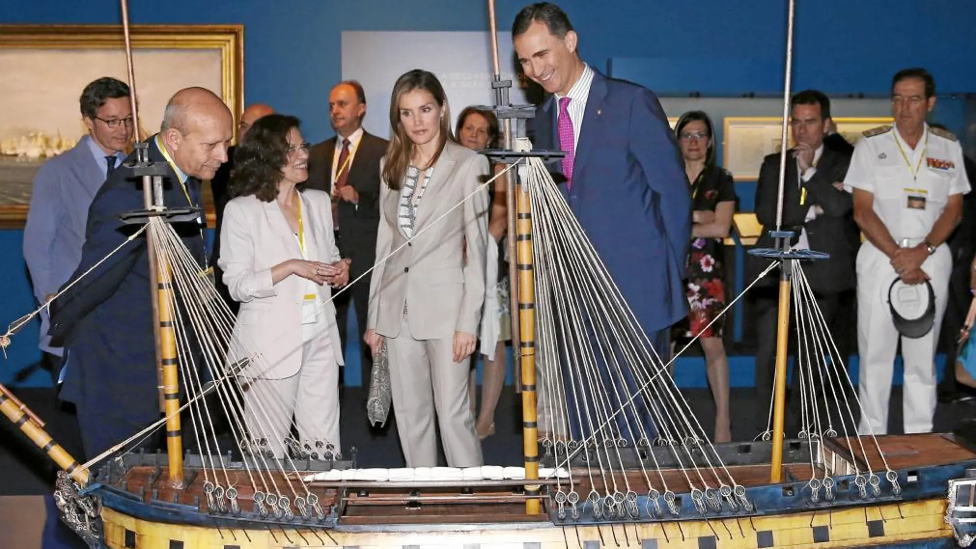 Los Príncipes, ayer en el Museo Naval de Madrid, en la inauguración de una exposición