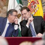 Juan Ignacio Zoido y Mariano Rajoy, en un acto en Sevilla