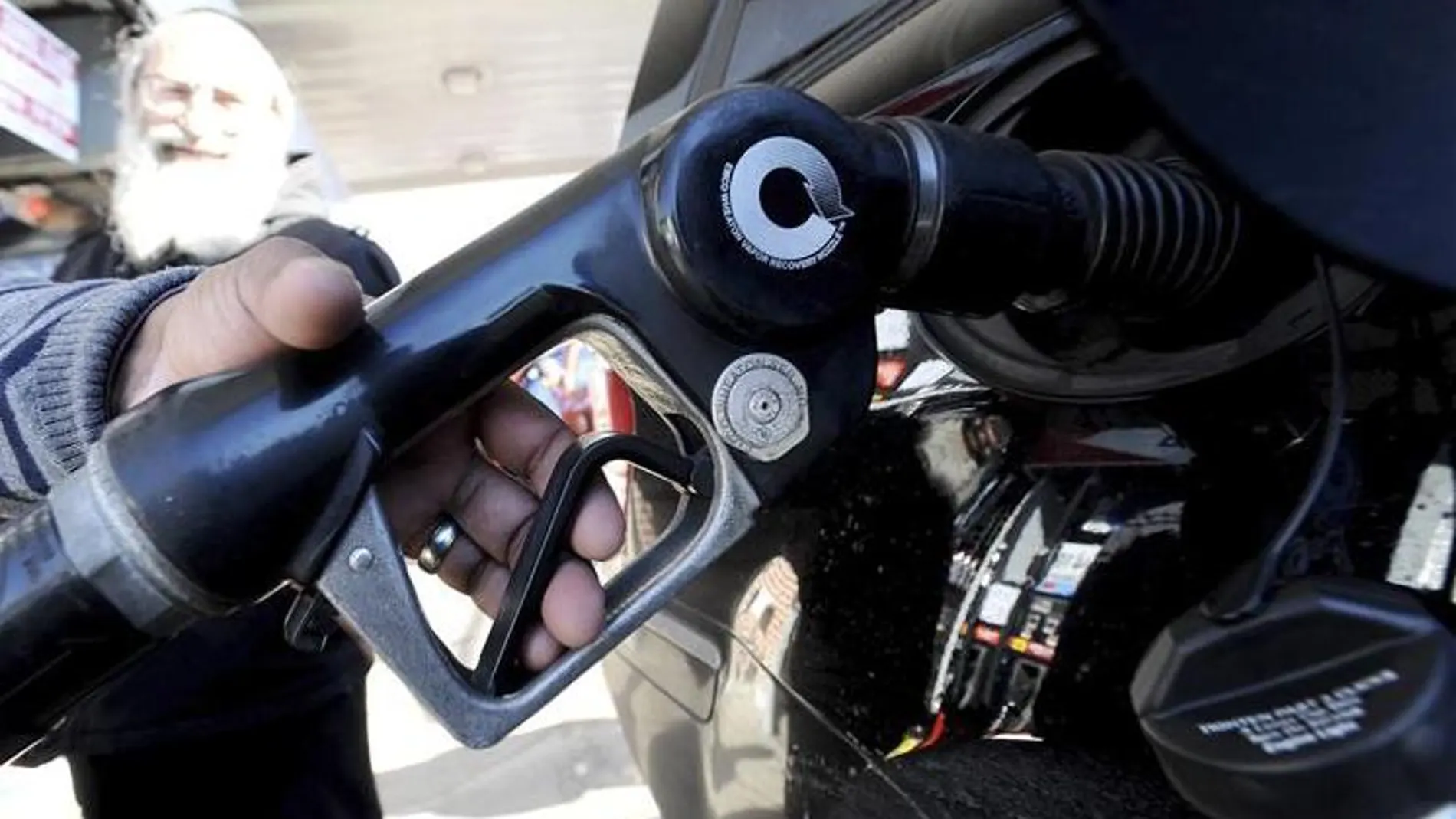Con los precios actuales, llenar un depósito de 55 litros de gasolina se sitúa en 77,8 euros