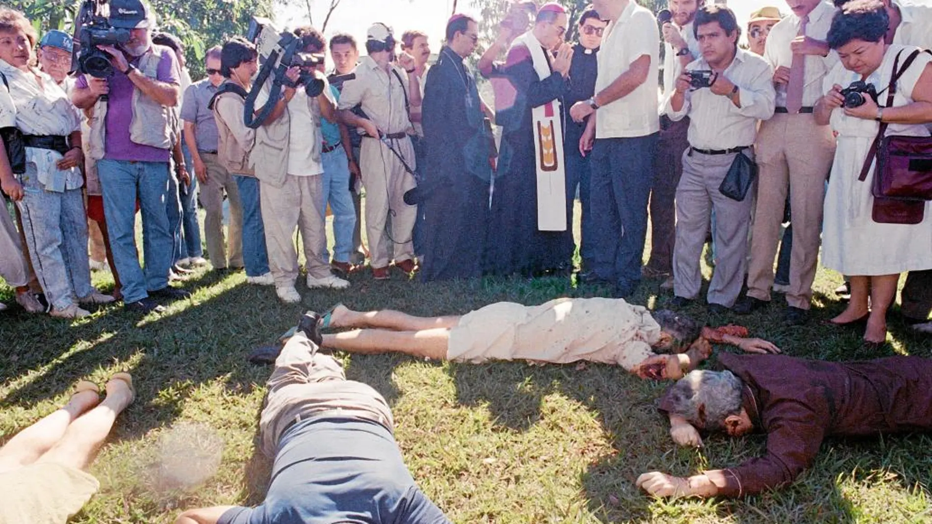 Periodistas toman imágenes de los jesuitas asesinados en 1989