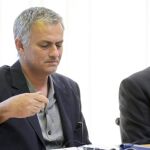 Mourinho, junto a Ancelotti, durante la reunión de entrenadores de élite de la UEFA.
