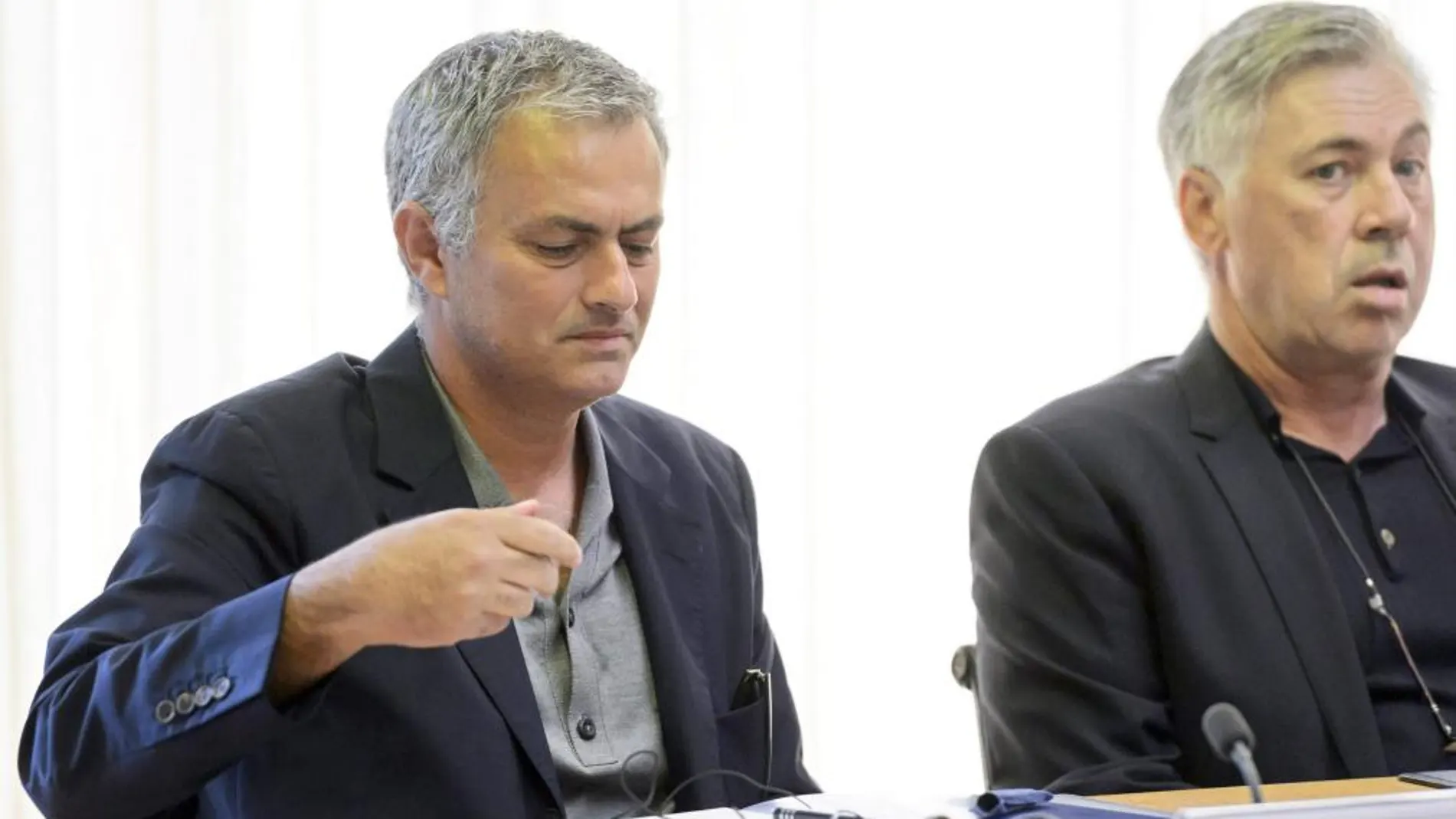 Mourinho, junto a Ancelotti, durante la reunión de entrenadores de élite de la UEFA.
