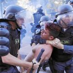 La Policía fue contundente a la hora de responder a los que protestaban contra la Copa del Mundo