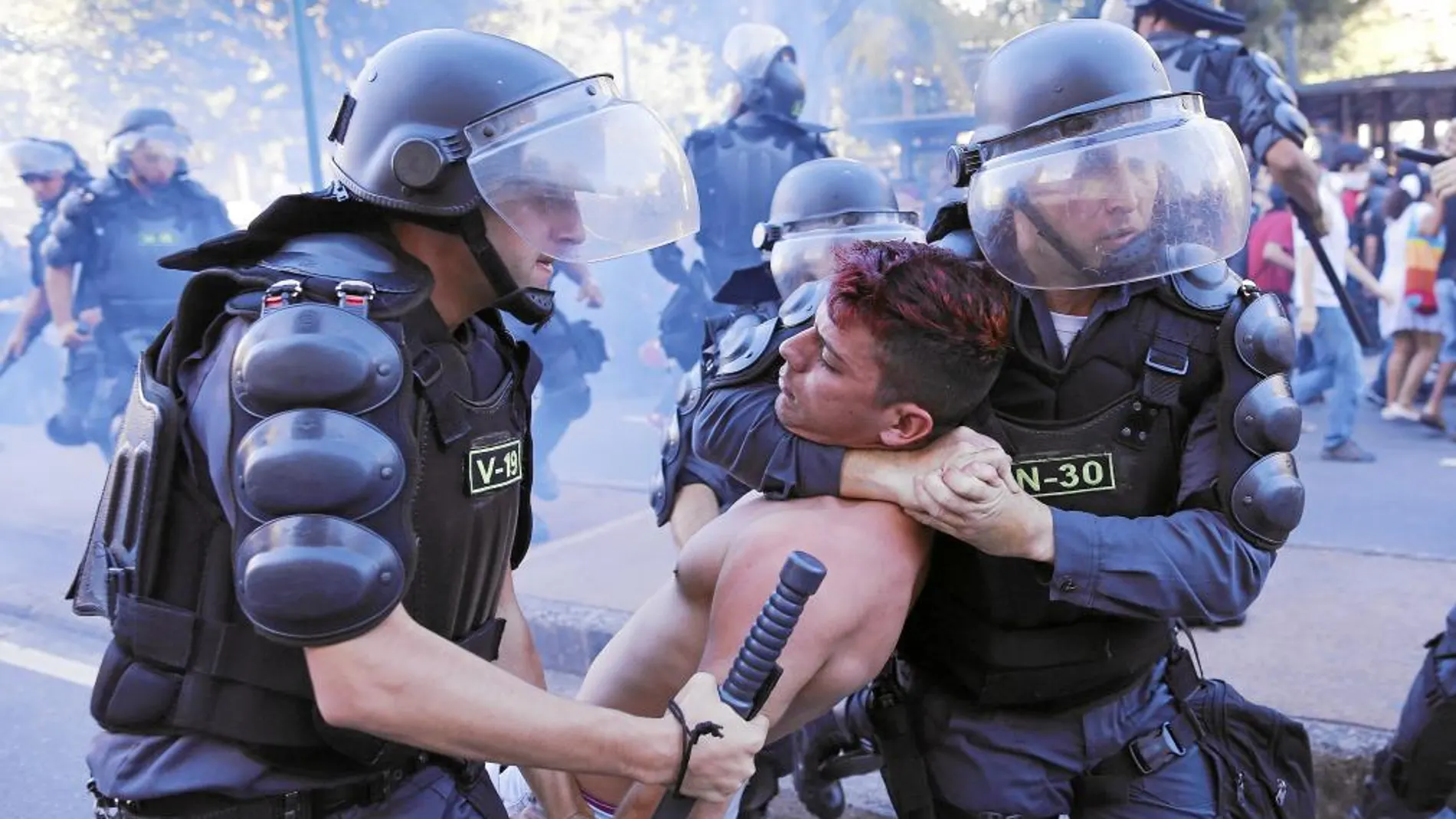 La Policía fue contundente a la hora de responder a los que protestaban contra la Copa del Mundo