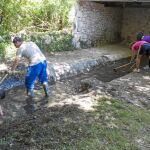 Varios jóvenes participan en el Campo de Trabajo de Atapuerca realizando labores de recuperación medioambientales