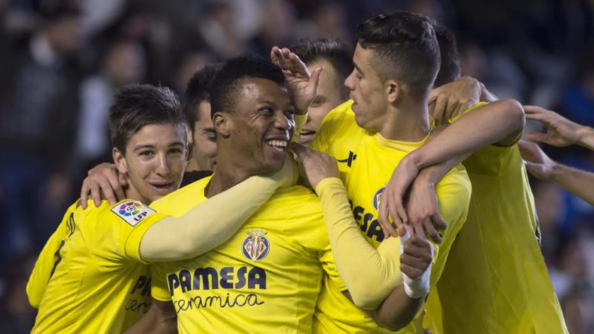 Los jugadores del Villarreal felicitan a Uche tras marcar el segundo gol ante el Córdoba