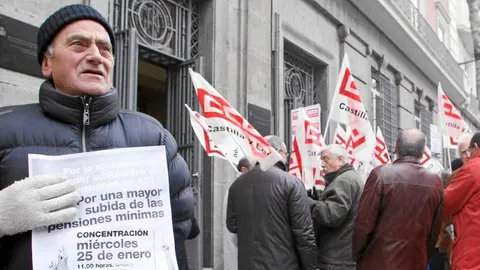 Concentración de los pensionistas ante las puertas de la Seguridad Social