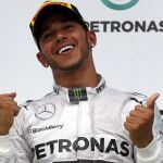 Lewis Hamilton celebra en el podio su victoria en el Gran Premio de Malasia