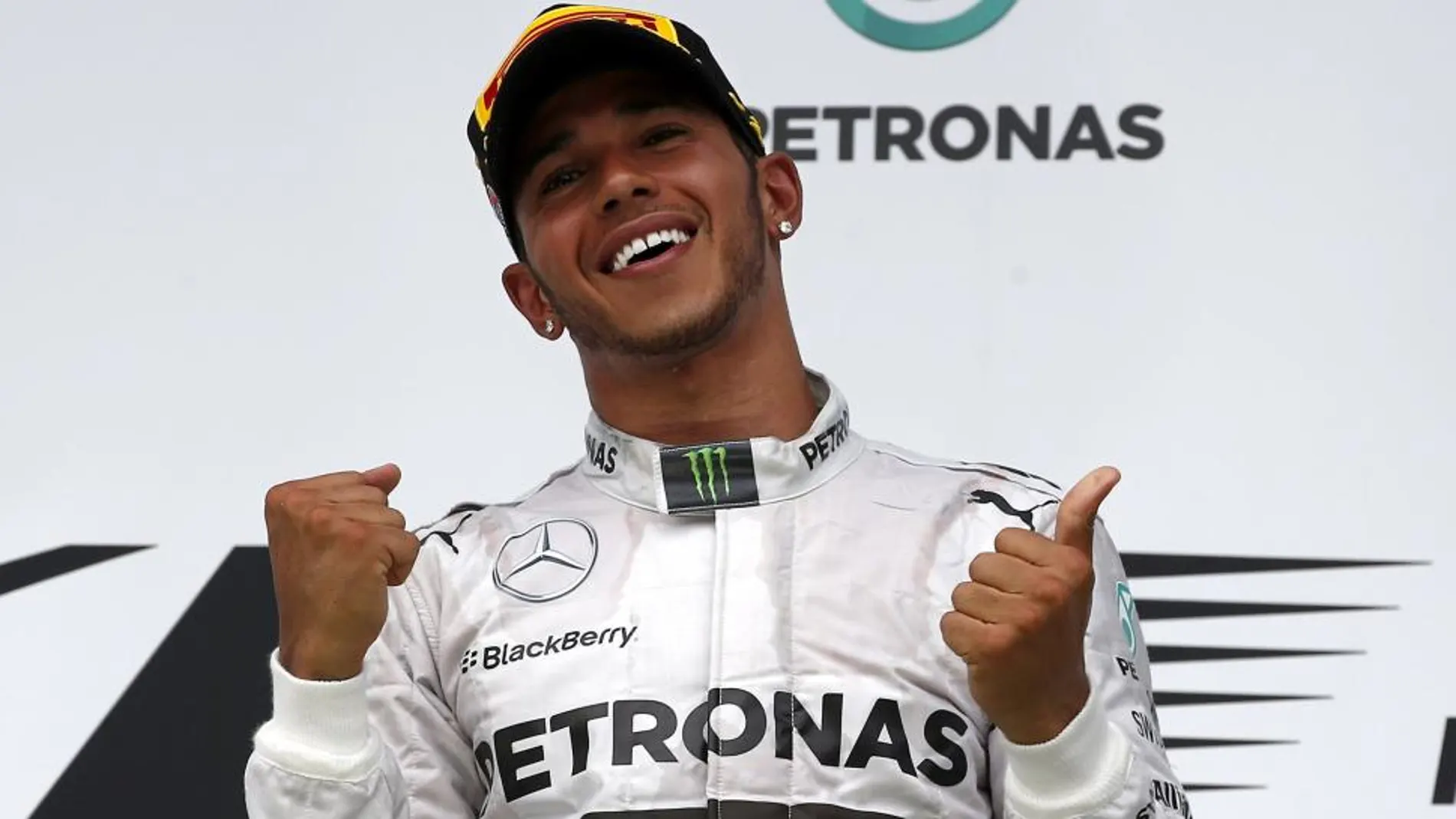 Lewis Hamilton celebra en el podio su victoria en el Gran Premio de Malasia