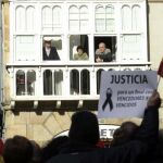Vecinos de Arrasate observan a los Miembros de la Asociación de Víctimas del Terrorismo (AVT), que participan en un acto celebrado en la localidad guipuzcoana de Arrasate, en homenaje a las víctimas de ETA y en protesta por la anulación de la doctrina Parot.