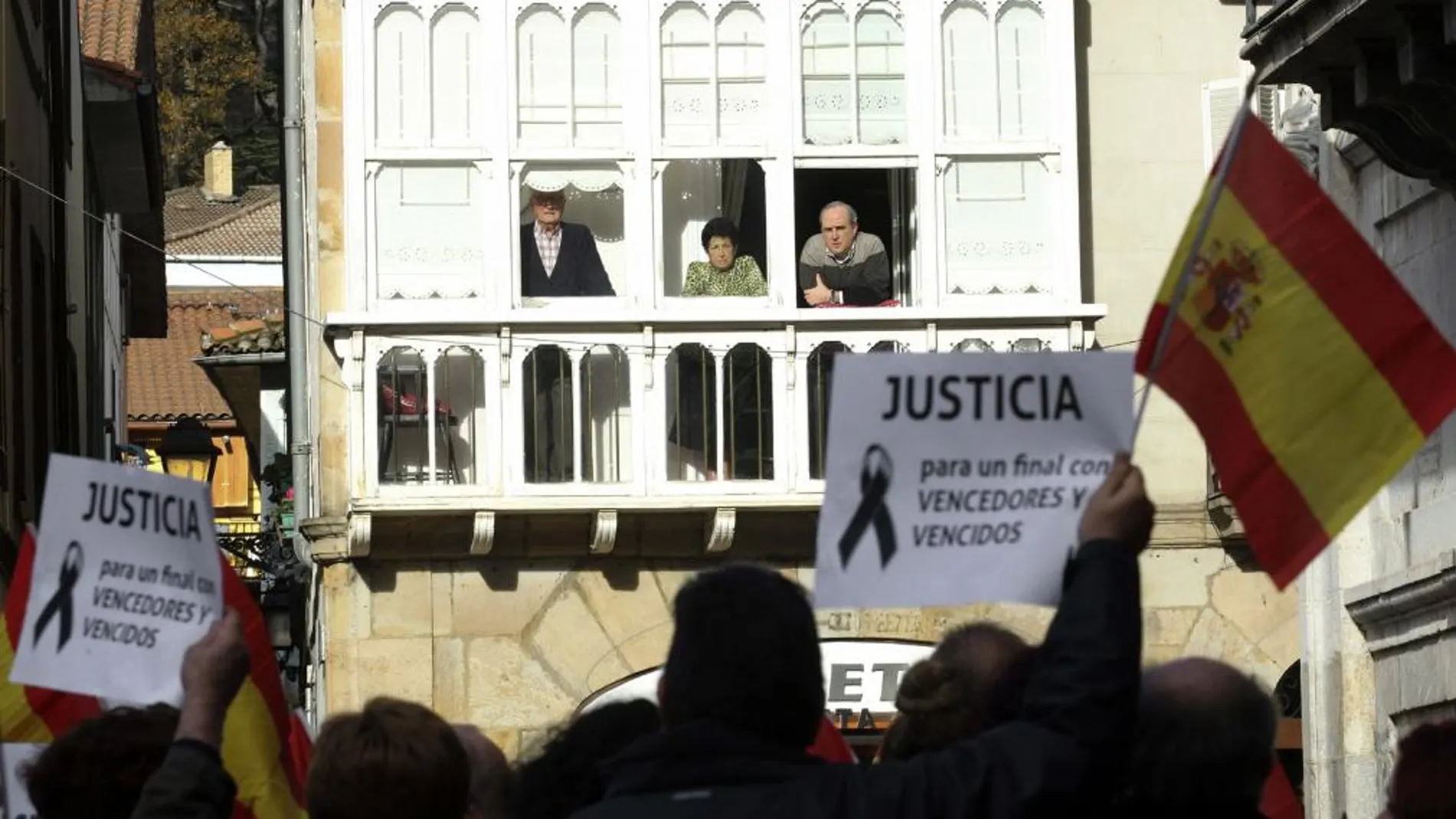 Vecinos de Arrasate observan a los Miembros de la Asociación de Víctimas del Terrorismo (AVT), que participan en un acto celebrado en la localidad guipuzcoana de Arrasate, en homenaje a las víctimas de ETA y en protesta por la anulación de la doctrina Parot.