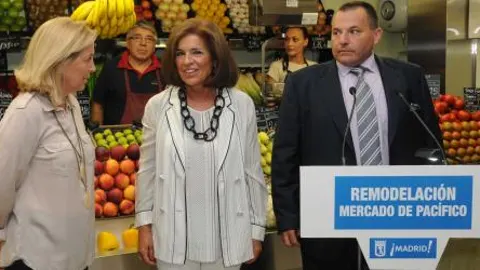 Ana Botella, durante su visita al mercado.