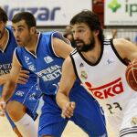 El base del Real Madrid Sergio Llull avanza con el balón ante los jugadores del Gipuzkoa Basket Jared Jordán y David Doblas, durante el partido de la segunda jornada de Liga ACB
