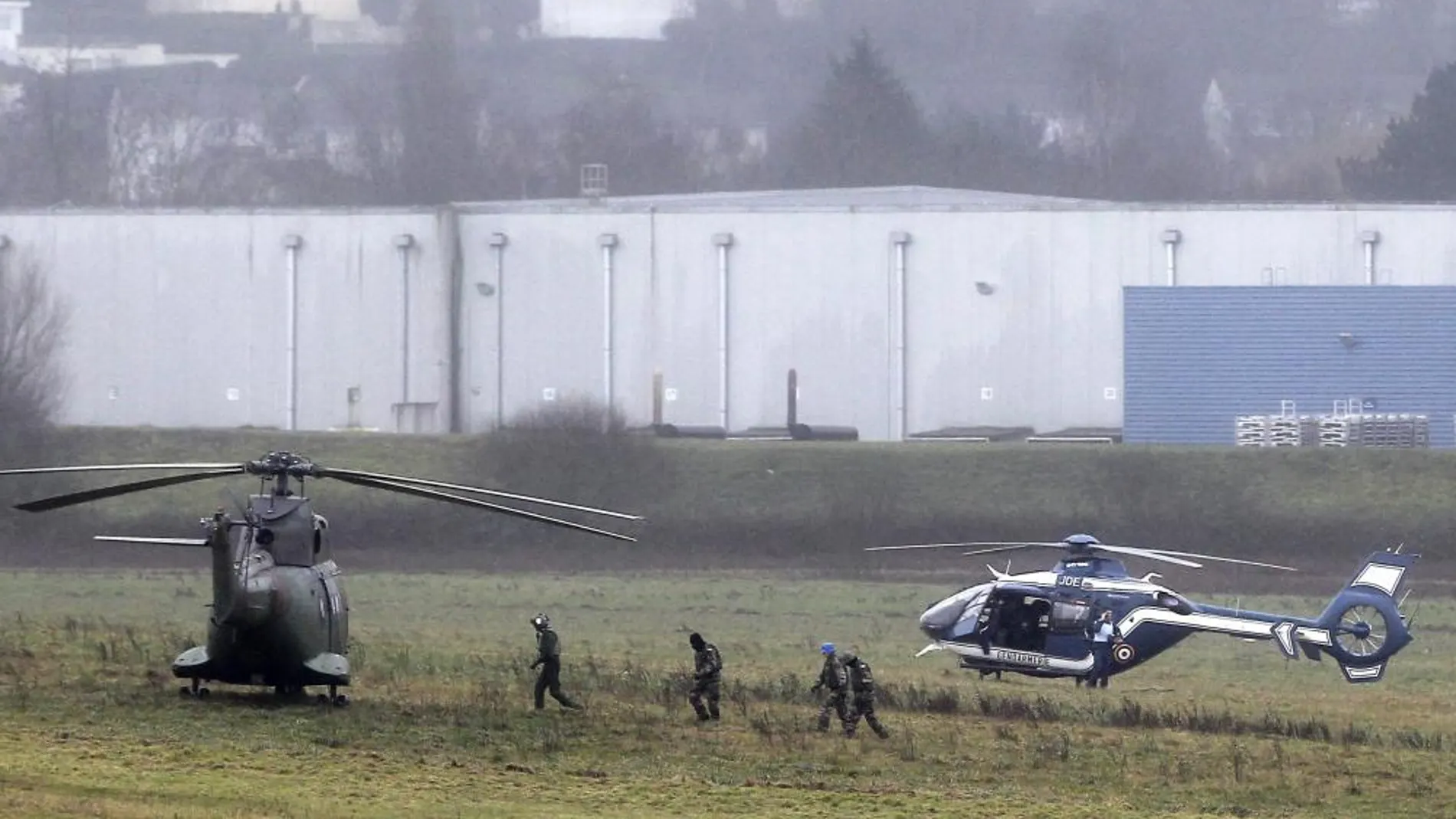 Policía y helicópteros delante de la empresa en la que se han atrincherado los yihadistas
