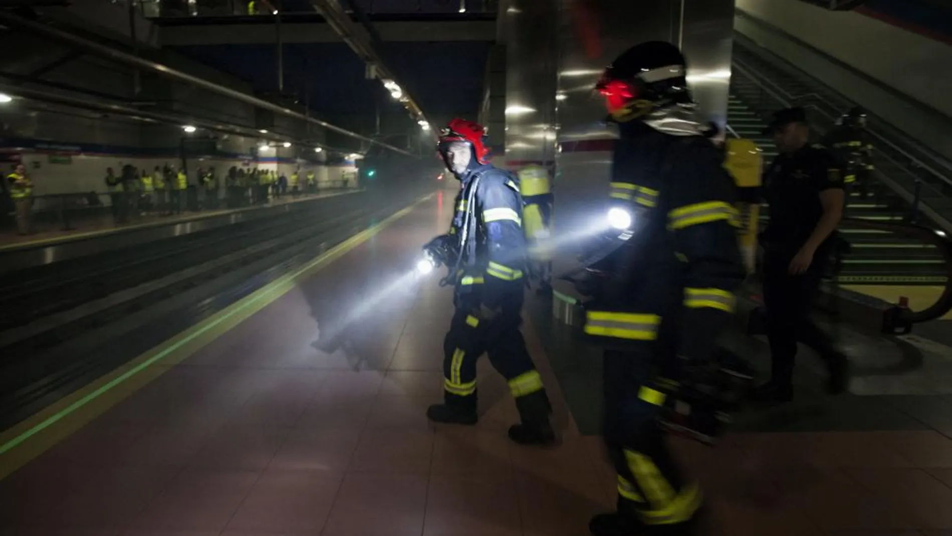 El simulacro se ha llevado a cabo en una estación en horario de servicio y con viajeros que voluntariamente han participado