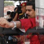 El Presidente de Venezuela, Nicolás Maduro, saluda desde el interior de un autobus al llegar a un acto en el Palacio de Miraflores en Caracas (Venezuela)