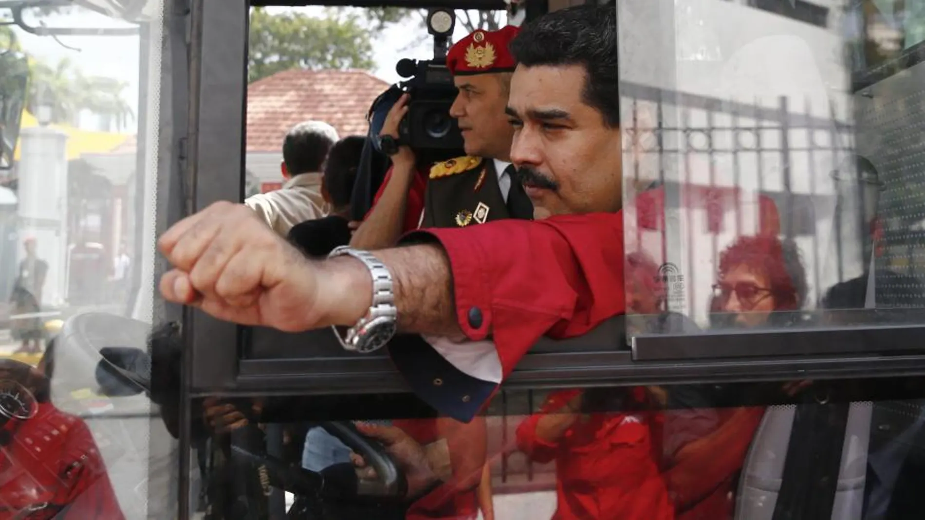 El Presidente de Venezuela, Nicolás Maduro, saluda desde el interior de un autobus al llegar a un acto en el Palacio de Miraflores en Caracas (Venezuela)