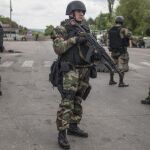 Varios soldados ucranianos vigilan un puesto de control establecido en la ciudad de Slaviansk, Ucrania hoy 5 de mayo de 2014.