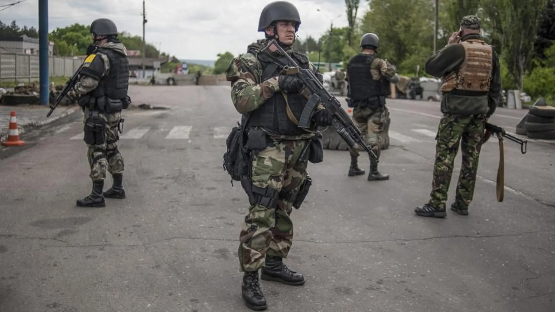 Varios soldados ucranianos vigilan un puesto de control establecido en la ciudad de Slaviansk, Ucrania hoy 5 de mayo de 2014.