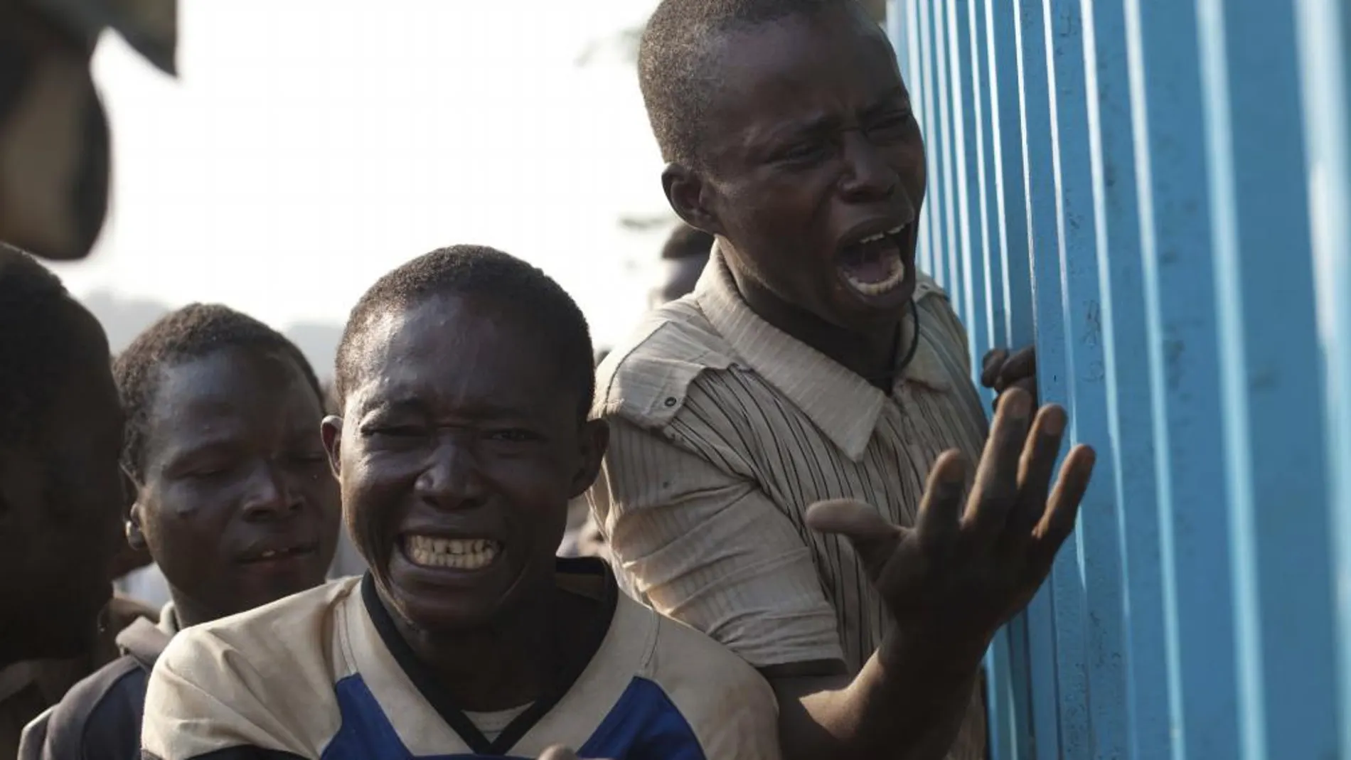 Jóvenes lloran la muerte de su amigo en República Centroafricana