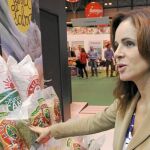 La consejera de Agricultura y Ganadería, Silvia Clemente, observa uno de los productos de la marca de calidad «Tierra de Sabor»