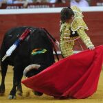 Profundo natural de El Juli al segundo toro de Daniel Ruiz, ayer, en Huelva