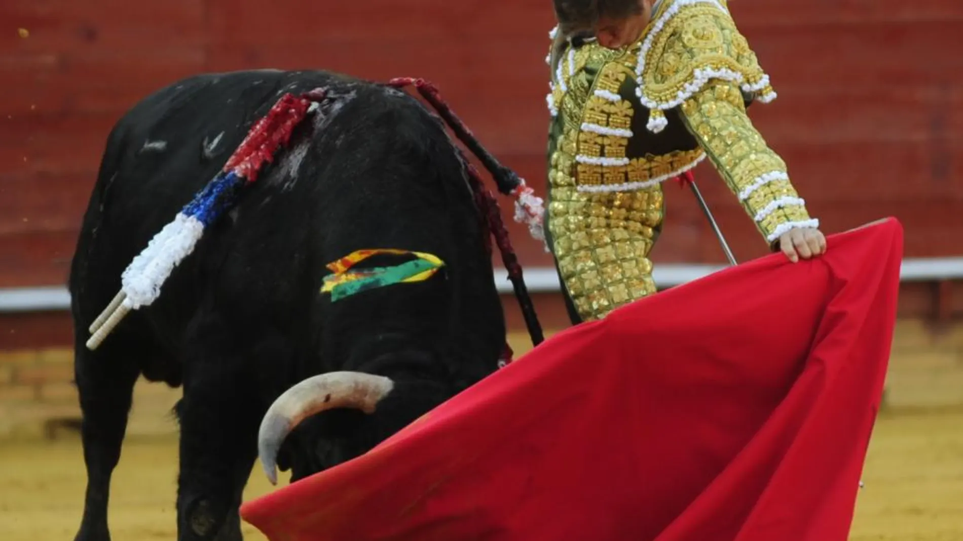 Profundo natural de El Juli al segundo toro de Daniel Ruiz, ayer, en Huelva