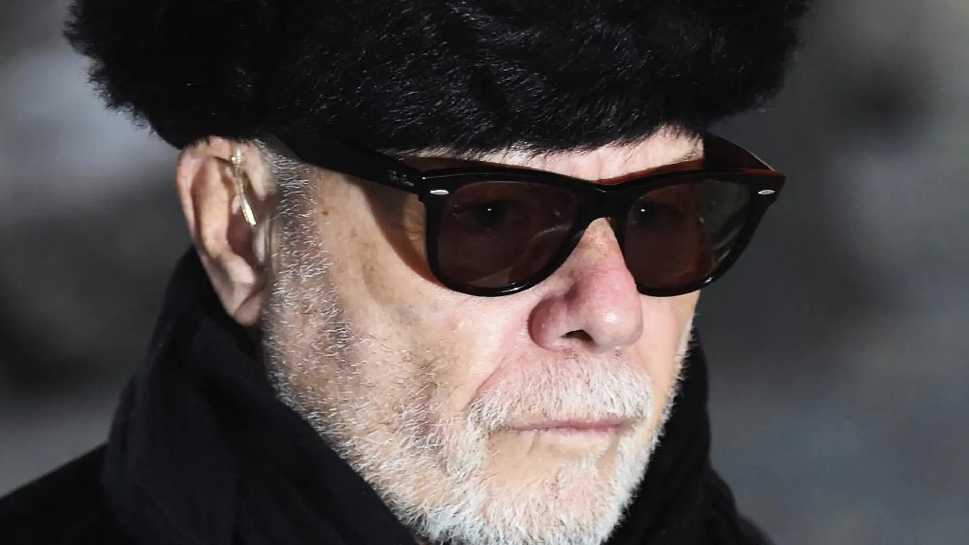 El excantante de pop británico, Gary Glitter, llega al tribunal de Southwark Crown Court en el centro de Londres