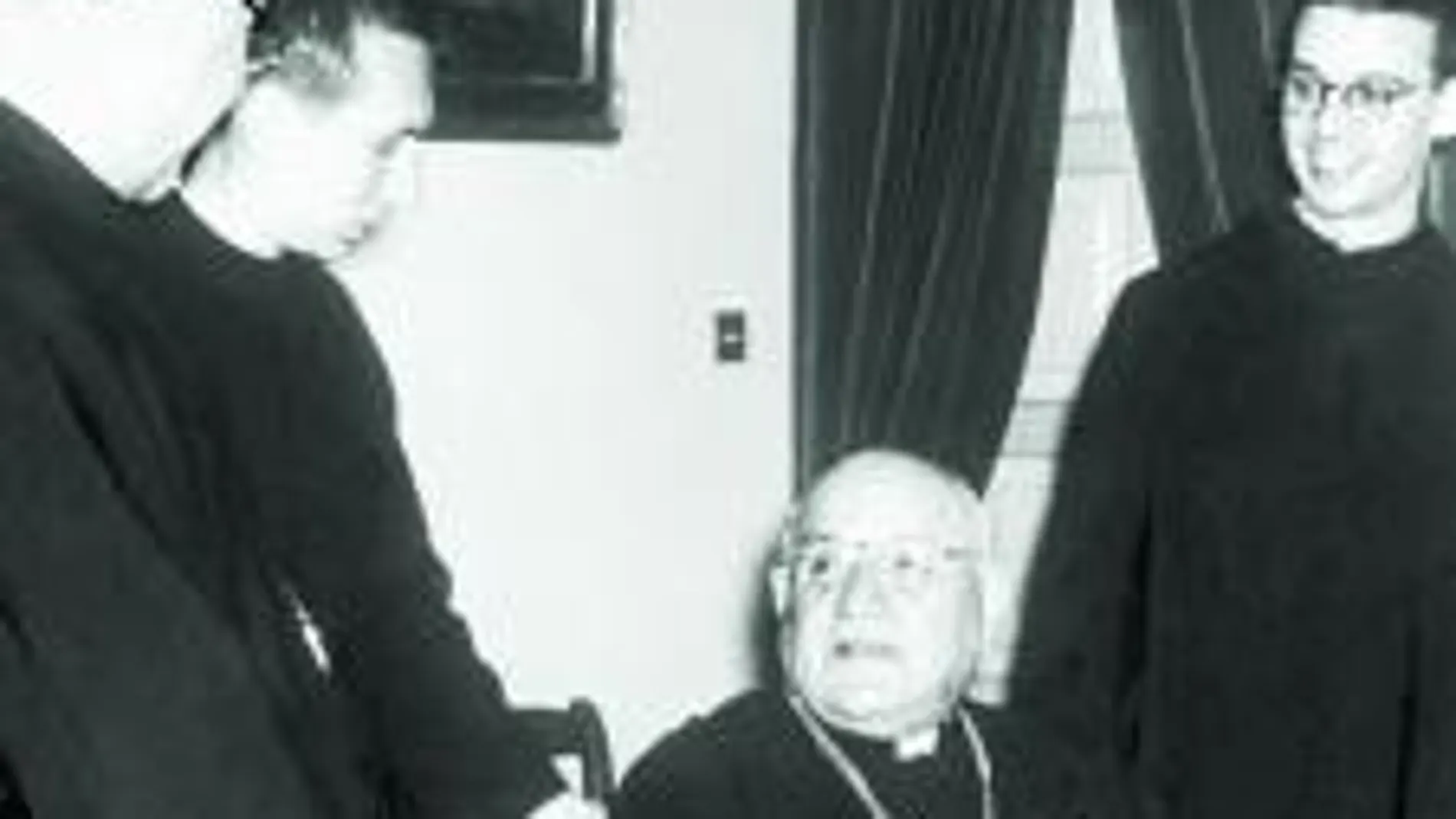 El patriarca de la iglesia de Venecia, Angelo Giuseppe Roncalli, de visita en la abadía de Montserrat (1958), cuatro años antes de ser coronado como Papa Juan XXIII