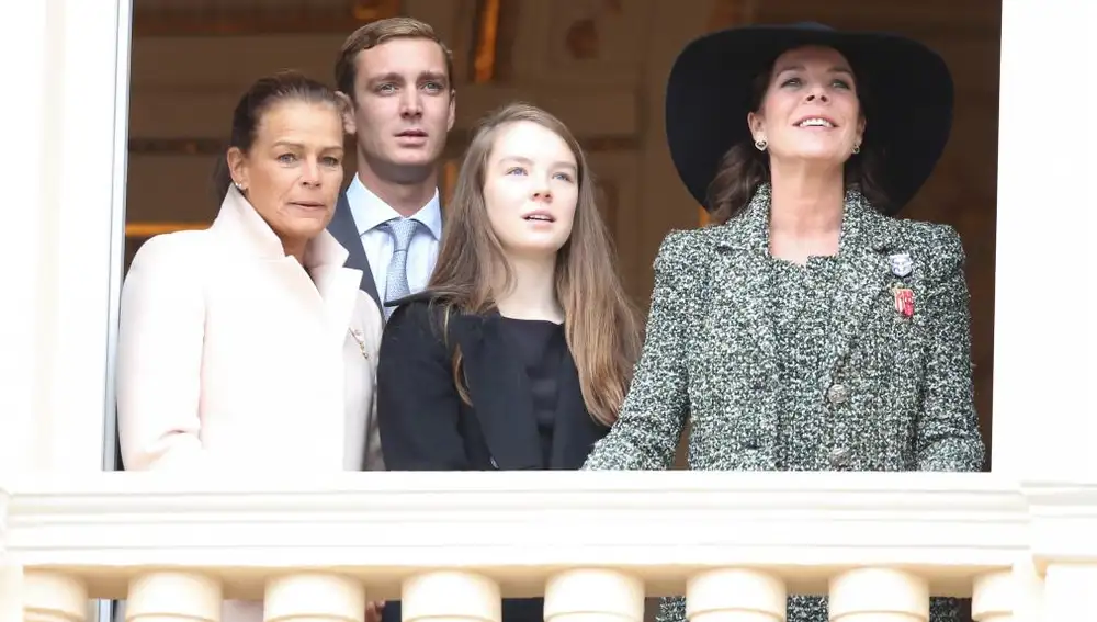 Carolina con la princesa Alexandra y Pierre Casiraghi. También Estefanía de Mónaco en el balcón de palacio.
