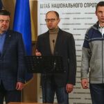 De izq. a derch. los líderes de la oposición ucraniana, Oleg Tyagnibok, Arseny Yatsenyuk y Vitaly Klitschko