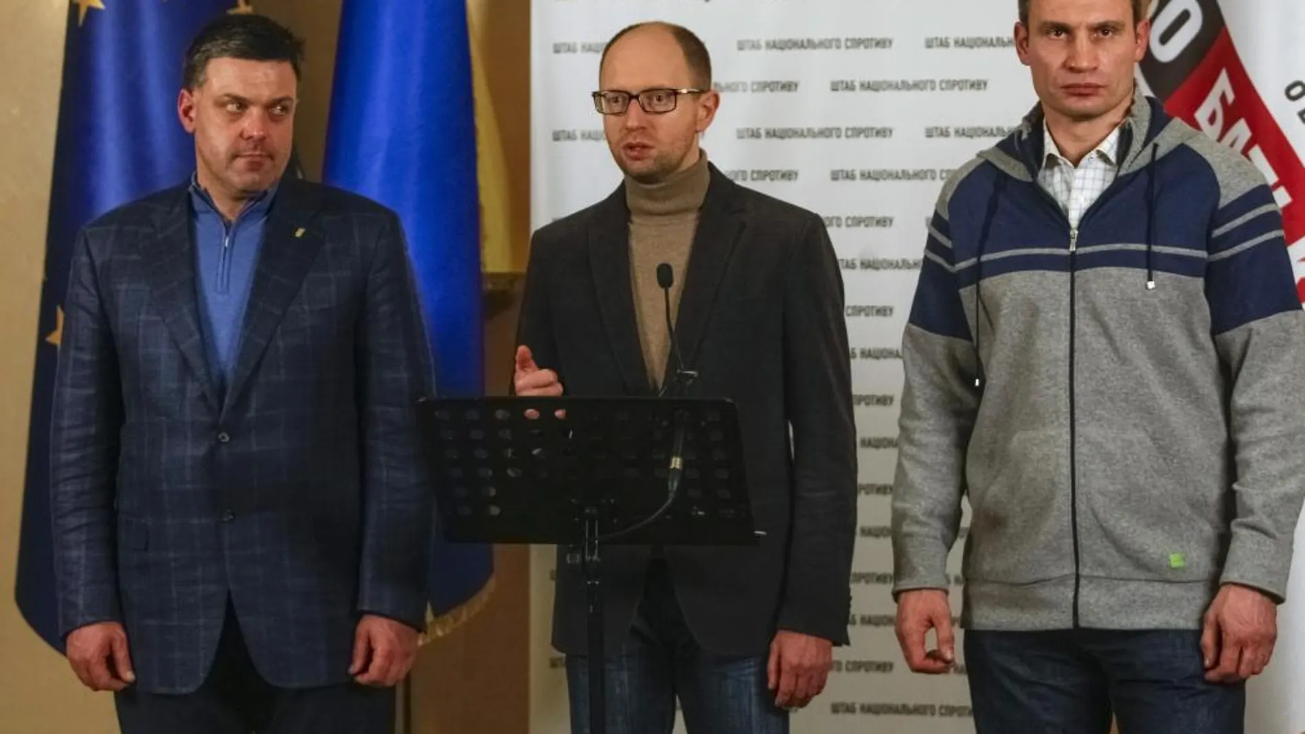 De izq. a derch. los líderes de la oposición ucraniana, Oleg Tyagnibok, Arseny Yatsenyuk y Vitaly Klitschko