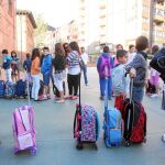 Un grupo de escolares, a punto de acceder a un centro educativo de Valladolid