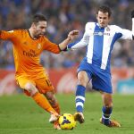 Carvajal y Stuani pugnan por un balón en el encuentro de ayer en Barcelona. El lateral madridista volvió a dar profundidad a su equipo