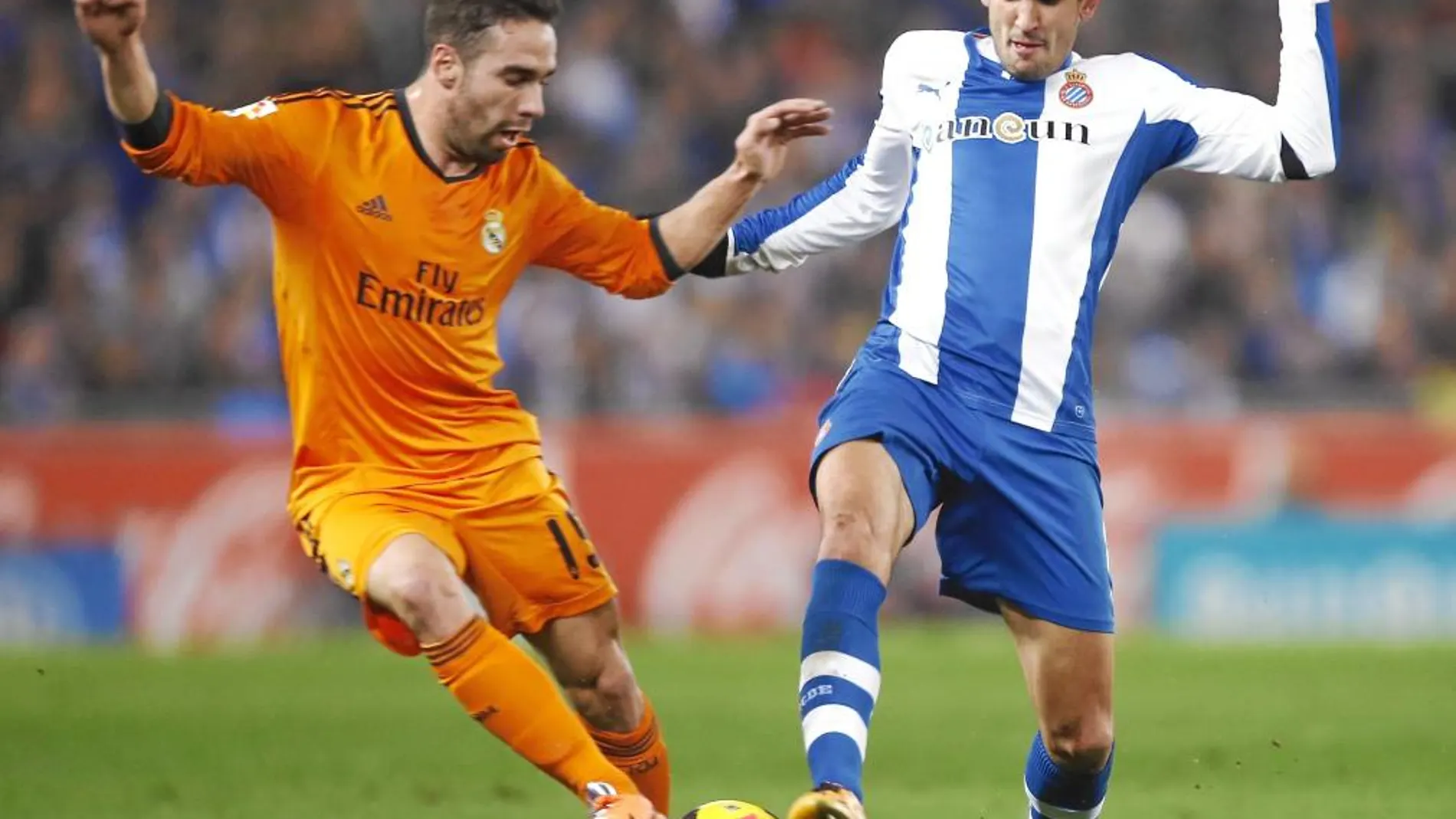 Carvajal y Stuani pugnan por un balón en el encuentro de ayer en Barcelona. El lateral madridista volvió a dar profundidad a su equipo