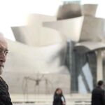 Fotografía de archivo, tomada el 29/01/2014, del alcalde de Bilbao, Iñaki Azkuna, ante el museo Guggenheim.