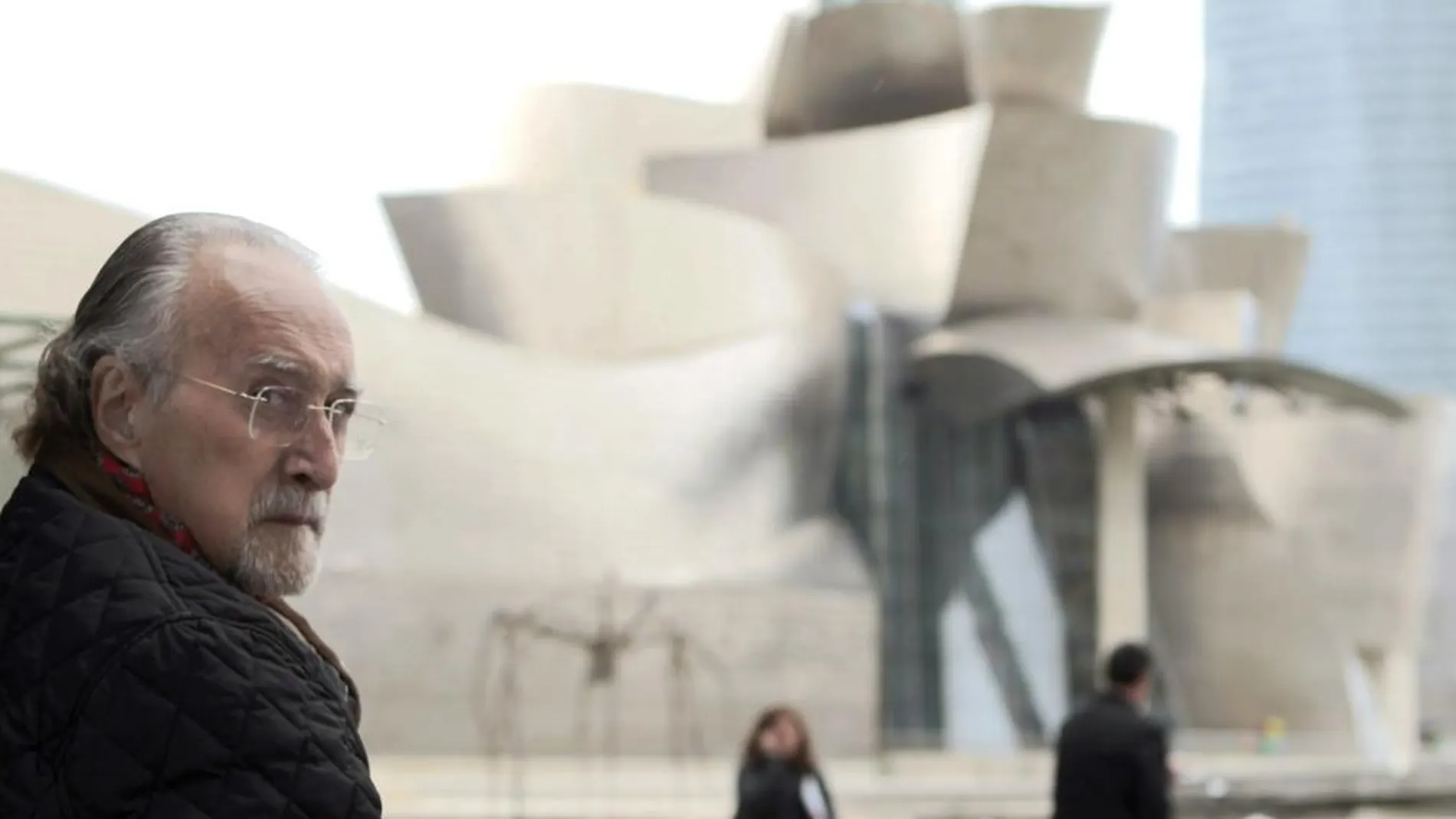 Fotografía de archivo, tomada el 29/01/2014, del alcalde de Bilbao, Iñaki Azkuna, ante el museo Guggenheim.