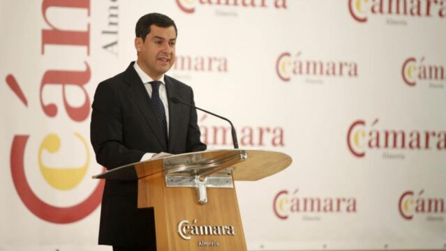 El presidente del PP andaluz, Juanma Moreno, en la Cámara de comercio de Almería.