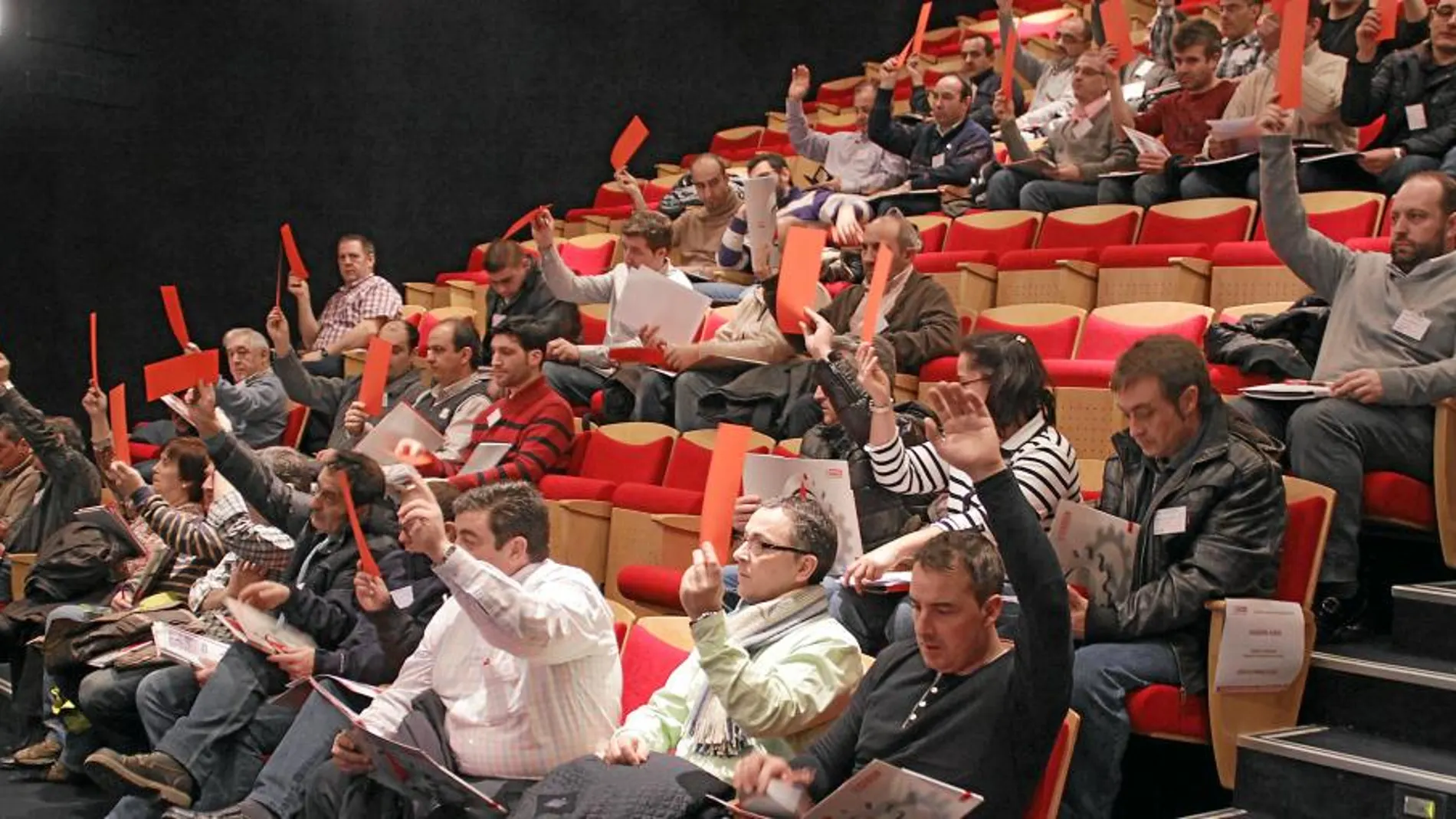 Momento de votación de la asamblea autonómica de delegados de Comisiones Obreras celebrada en la capital leonesa