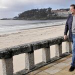 El presidente del Gobierno, paseando relajado por las playas de Sanxenxo