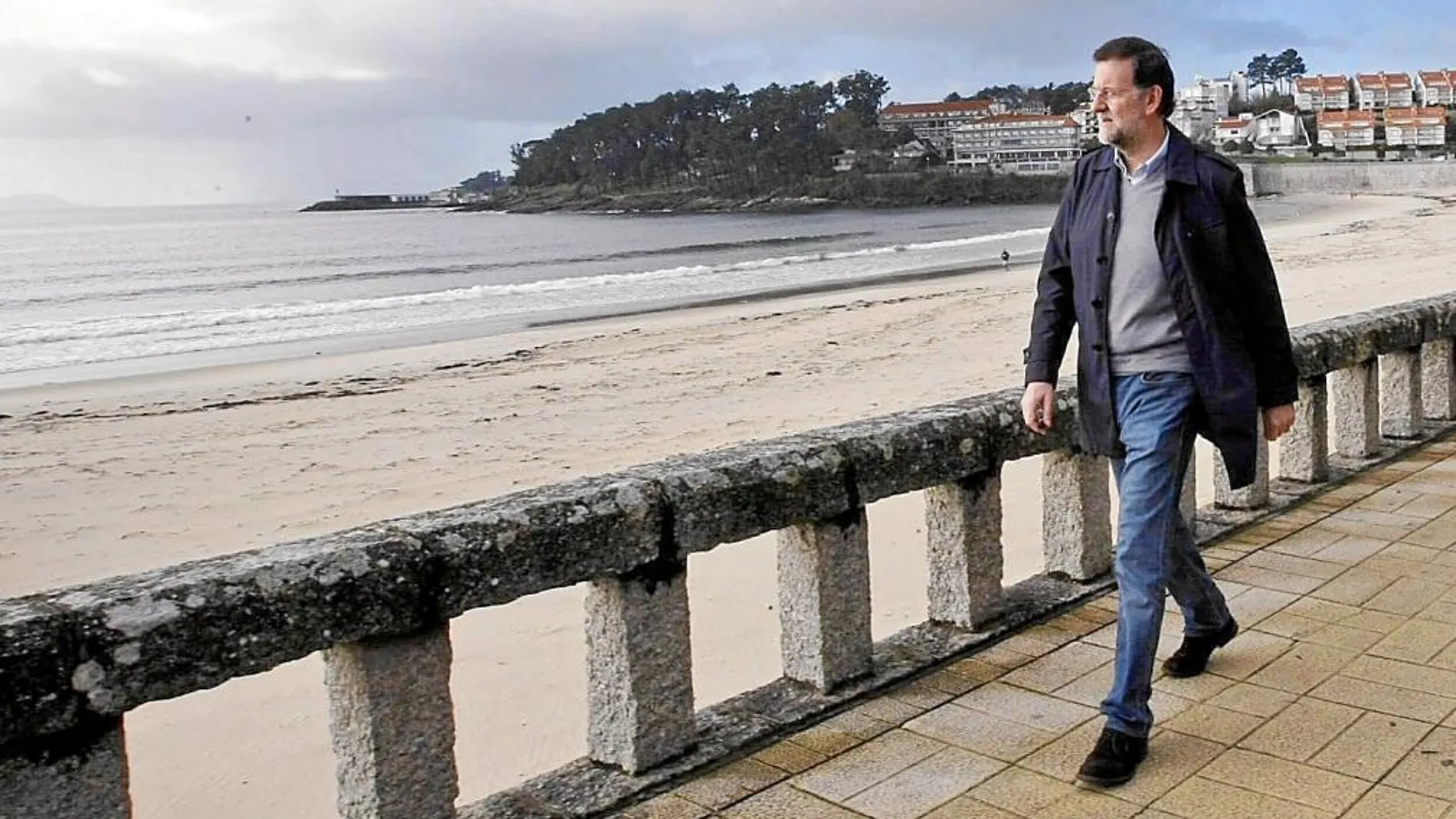 El presidente del Gobierno, paseando relajado por las playas de Sanxenxo